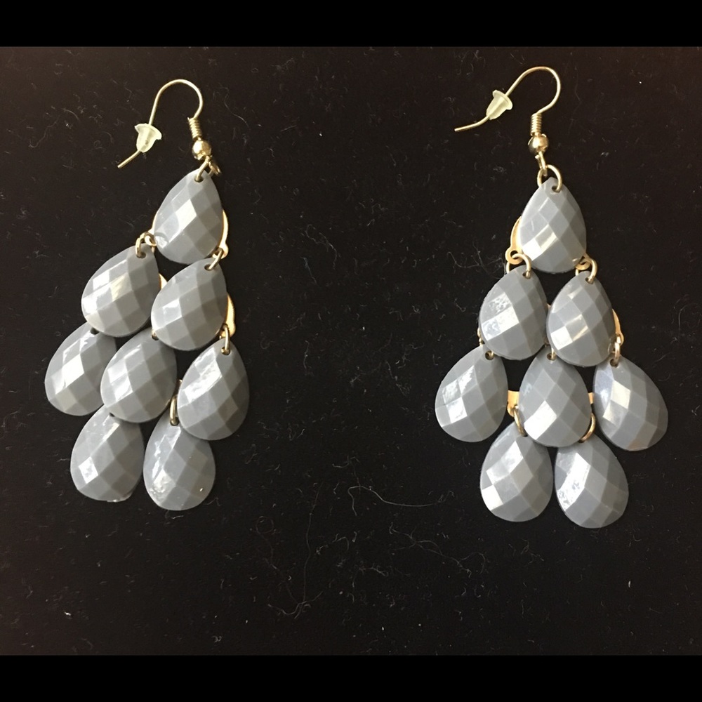 CHANDELIER GRAY EARRINGS NWOT